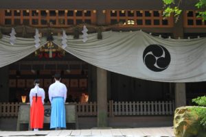 神社で購入するお守りやおみくじに消費税はかかるのか？喜捨金とは？