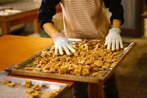 飲食料品のOEM生産などの製作物供給契約に軽減税率は適用されるのか