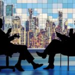 他社からの人材の受け入れが「出向」か「人材派遣」かの違い