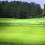 接待などでゴルフ場利用税を支払ったときの消費税の取扱いと仕訳例