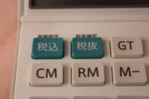 消費税の「内税」と「外税」の違いとは？請求書の書き方・計算方法