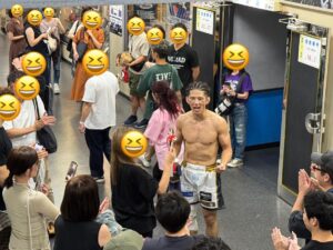 DEEP IMPACT127 後楽園ホールの廊下で応援団に祝福されガッツポーズするケンシロウ選手（ボザイさん）